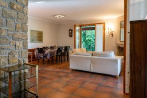 un salon avec un canapé blanc et une table dans l'établissement Villa Punta Sasso, à Manerba del Garda