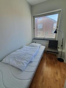 Ruda3 sovrum 3 bäddar 3 sovplatser的有大窗户的房间里的一张床