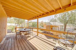 Balkón nebo terasa v ubytování Outdoor Entertainment Spaces Remote Pine Home!