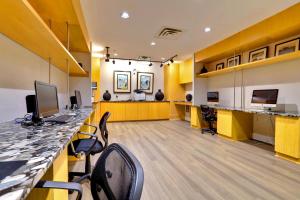 Televisyen dan/atau pusat hiburan di Modern Comfort in Ballston Prime Urban Location