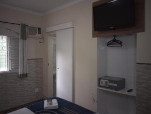 サンパウロにあるHotel Brooklinの壁にテレビとベッドが備わる客室です。 +33枚の写真