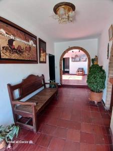 Zimmer mit einer Bank auf einem Fliesenboden in der Unterkunft HOTEL El CORZO DE LA VILLA in Villa de Leyva