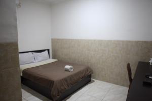 Postel nebo postele na pokoji v ubytování Rahayu Hotel Cirebon