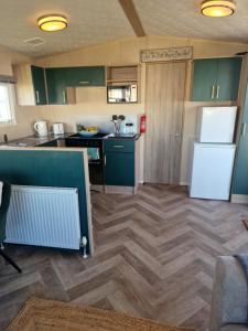 Η κουζίνα ή μικρή κουζίνα στο The Beach House East Mersea