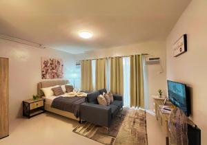 TV a/nebo společenská místnost v ubytování Deluxe Studio with Balcony & Free Private Gym - B2 2Garnet
