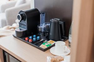 una bandeja en un mostrador con una cafetera. en Reef Hotel & Spa, en Marsalforn 3 fotos más