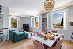Телевизор и/или развлекательный центр в HSAUVAN - Villa Design Swimming Pool Sea View