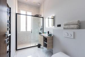 Ванная комната в HSAUVAN - Villa Design Swimming Pool Sea View
