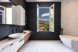 Ванная комната в HSAUVAN - Villa Design Swimming Pool Sea View