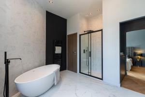 Ванная комната в HSAUVAN - Villa Design Swimming Pool Sea View