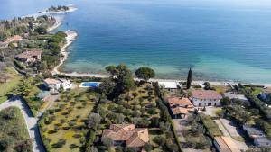 una vista aérea de una casa junto a la playa en Apartment la Rocca, en Manerba del Garda