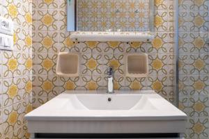 Un baño con un lavabo blanco y un espejo. en Apartment la Rocca, en Manerba del Garda 45 fotos más