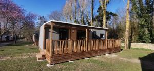Camping Domaine de la Ville Huchet外面的花园