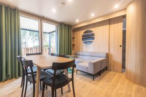 Camping Domaine de la Ville Huchet的休息区