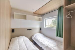 Camping Domaine de la Ville Huchet客房内的一张或多张床位