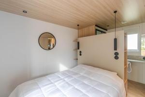 Camping Domaine de la Ville Huchet客房内的一张或多张床位