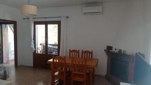 a dining room with a wooden table and chairs at Casa Elviras in Alcossebre