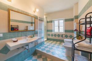 a bathroom with a sink and a toilet at Casa Vacanze IL GELSOMINO in Valfabbrica
