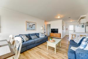 Galeriebild der Unterkunft Lovely Emerald Isle Beach House - Steps to Beach! in Emerald Isle