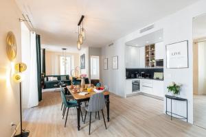Televízia a/alebo spoločenská miestnosť v ubytovaní GESU - 2 bedroom in Old Town - Gesu Square
