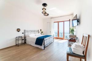 sypialnia z łóżkiem i dużym oknem w obiekcie B&B Palazzo Pinto 2 w mieście Vietri sul Mare
