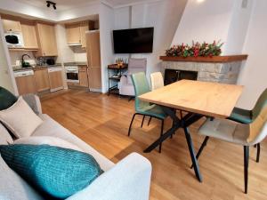 a living room with a table and a kitchen at Villmor - B53 - Coma De Albá, 1º in Benasque
