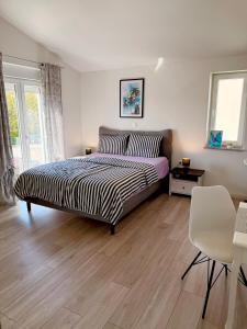 une chambre avec un lit, une table et une chaise dans l'établissement Villa Sarah Medulin, à Medulin 38 autres photos