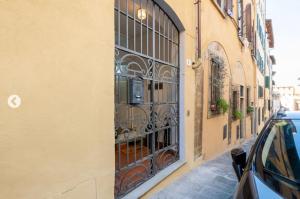 un edificio con una puerta al lado de una calle en Apartment Magnoli&Ponte Vecchio, en Florencia