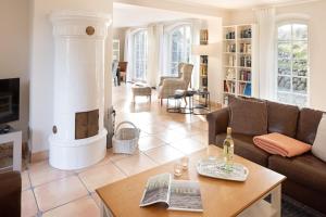 un salon avec un canapé et une cheminée dans l'établissement Senenskiin, à List auf Sylt