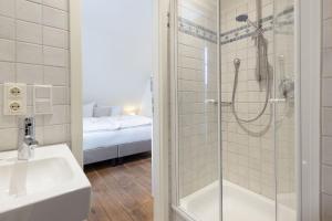 une salle de bain avec douche et lavabo dans l'établissement Senenskiin, à List auf Sylt 81 autres photos