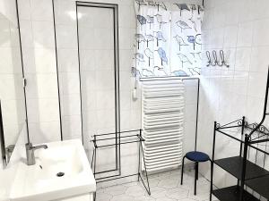 ein weißes Badezimmer mit Waschbecken und Dusche in der Unterkunft Insko Home & Sauna in Ińsko + 37 Fotos