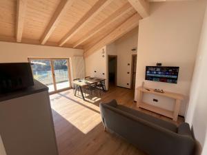 Et tv og/eller underholdning på Dolomiti Lake View Apartments