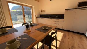 Køkken eller tekøkken på Dolomiti Lake View Apartments + 6 billeder