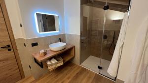 Et badeværelse på Dolomiti Lake View Apartments