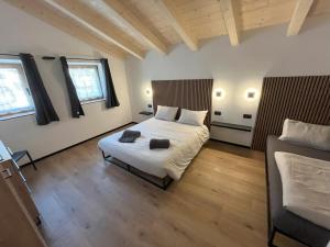 En eller flere senge i et værelse på Dolomiti Lake View Apartments