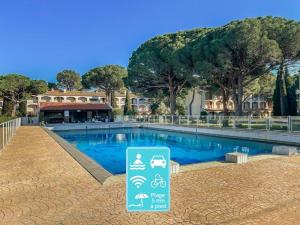 アルジェレス・シュル・メールにあるIdyllique ! Terrasse vue jardin et montagne, parking, local à vélos, à 2 pas de la plage et piscine de mai à septembre !の目の前に看板が付いたスイミングプール