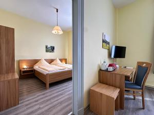 Letto o letti in una camera di Hotel Graf Waldersee