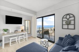 TV a/nebo společenská místnost v ubytování Origin 1005 - Studio King - Stunning Gulf Views by Beach Haven Vacation Rentals