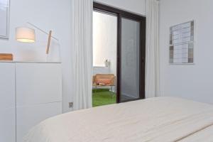 Łóżko lub łóżka w pokoju w obiekcie Genteel Home Guadalvillas