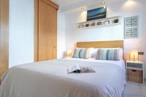 Łóżko lub łóżka w pokoju w obiekcie Genteel Home Guadalvillas