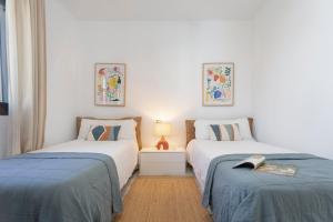 Łóżko lub łóżka w pokoju w obiekcie Genteel Home Guadalvillas
