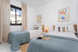 Łóżko lub łóżka w pokoju w obiekcie Genteel Home Guadalvillas