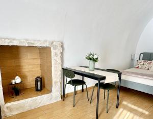 a room with a table and chairs and a bed at Gaia Home in Capurso