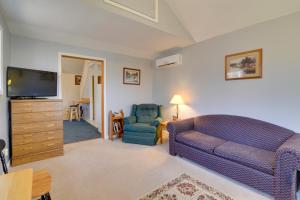 Μια τηλεόραση ή/και κέντρο ψυχαγωγίας στο Mountain Retreat with Loft, Fire Pit, and Grill