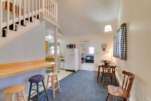 Η κουζίνα ή μικρή κουζίνα στο Mountain Retreat with Loft, Fire Pit, and Grill