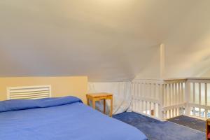 Ένα ή περισσότερα κρεβάτια σε δωμάτιο στο Mountain Retreat with Loft, Fire Pit, and Grill