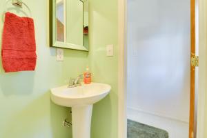 Ένα μπάνιο στο Mountain Retreat with Loft, Fire Pit, and Grill +18 φωτογραφίες