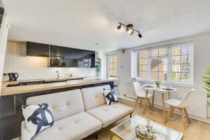 un soggiorno con un divano e un tavolo di Cozy Riverside Cottage in Hertford Town with Parking a Hertford