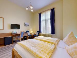 TV a/nebo společenská místnost v ubytování Hotel Graf Waldersee