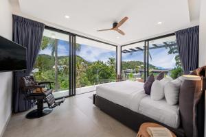 a bedroom with a large bed and a large window at Villa Bond Seaview Villa in Chaweng Noi Beach